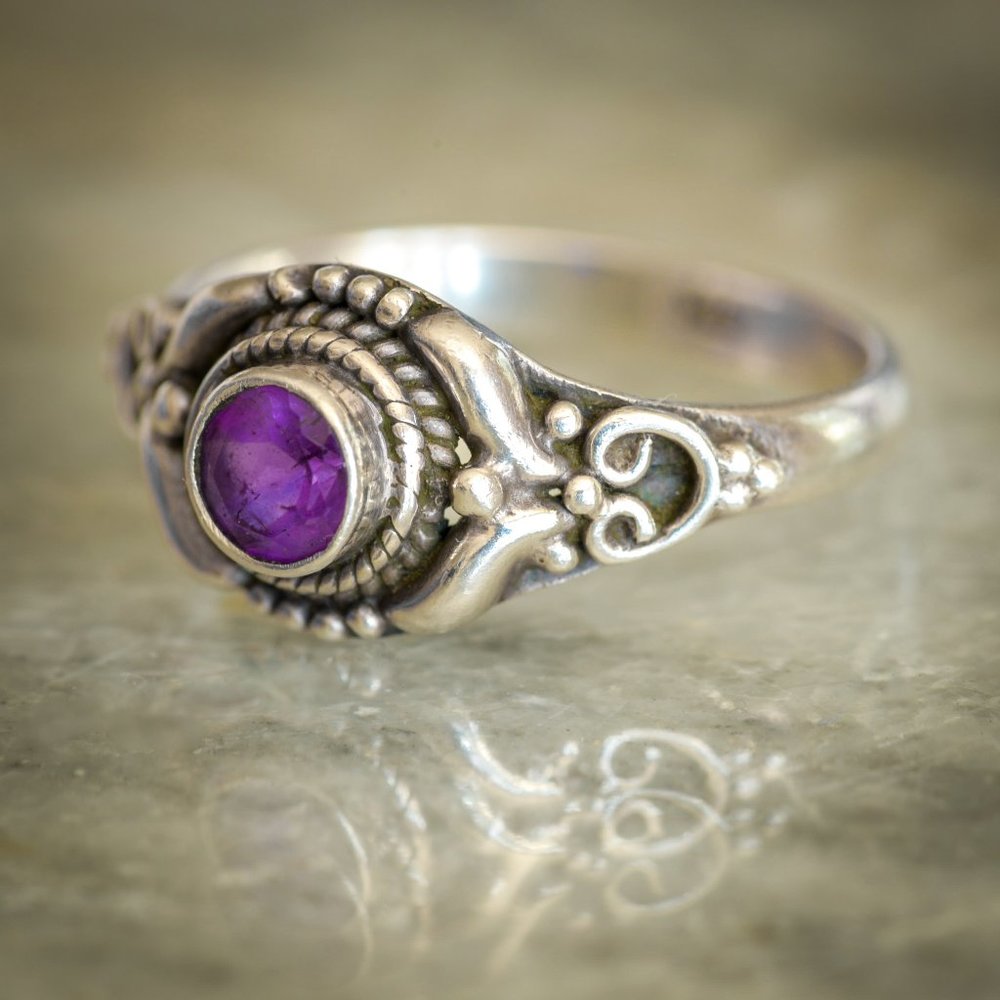Sterling Silver ring with a beautiful Amethyst natural stone.